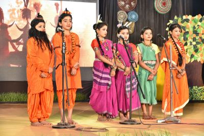 R K Sarda Vidya Ashram celebrated its First Annual Day on Friday 22nd December, 2017 against a truly beautiful stage step-up, plush decorations and propitious evening. The Cultural programme based on the theme ‘Mor Chhattisgarh‘ commenced with a scintillating ‘Welcome song to praise the Chhattisgari Mahataari’ Next, the history of Chhattisgarh was depicted through a skit. This was followed by many Chhattisgarhi Folk Dances and songs, which was a depiction of the rich radiant and vibrant culture and eminence, and the mark that Chhattisgarh has made over the country and the world.