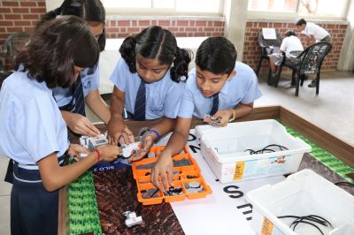Cognite STEAMex – Intra-school Robotics Competition Organized at Bhavan’s R.K. Sarda Vidya Mandir  In an unprecedented event more than 600 children from Class 6th to Class 9th participated in the first ever Cognite STEAMex : Intra-school Robotics Competition at Bhavan’s R.K. Sarda Vidya Mandir. The competition was conducted at 2 levels with Class 6th & 7th competing at Level 1 and Class 8th & 9th at Level 2. 